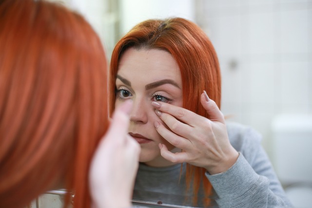 How To Relax Putting In Contact Lenses